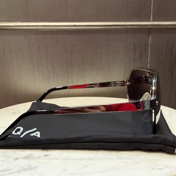 Quay Australia SHOWTIME Sunglasses - Black Frame, Silver Mirror Lens - Picture 2 of 3